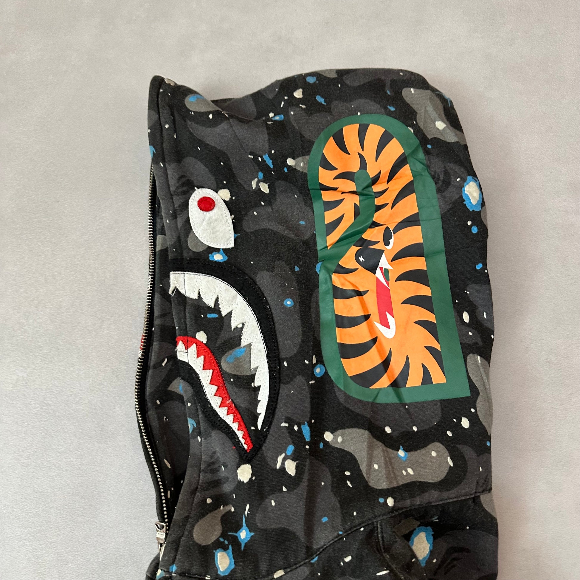 Vtg hoodie bape shark (not legit)