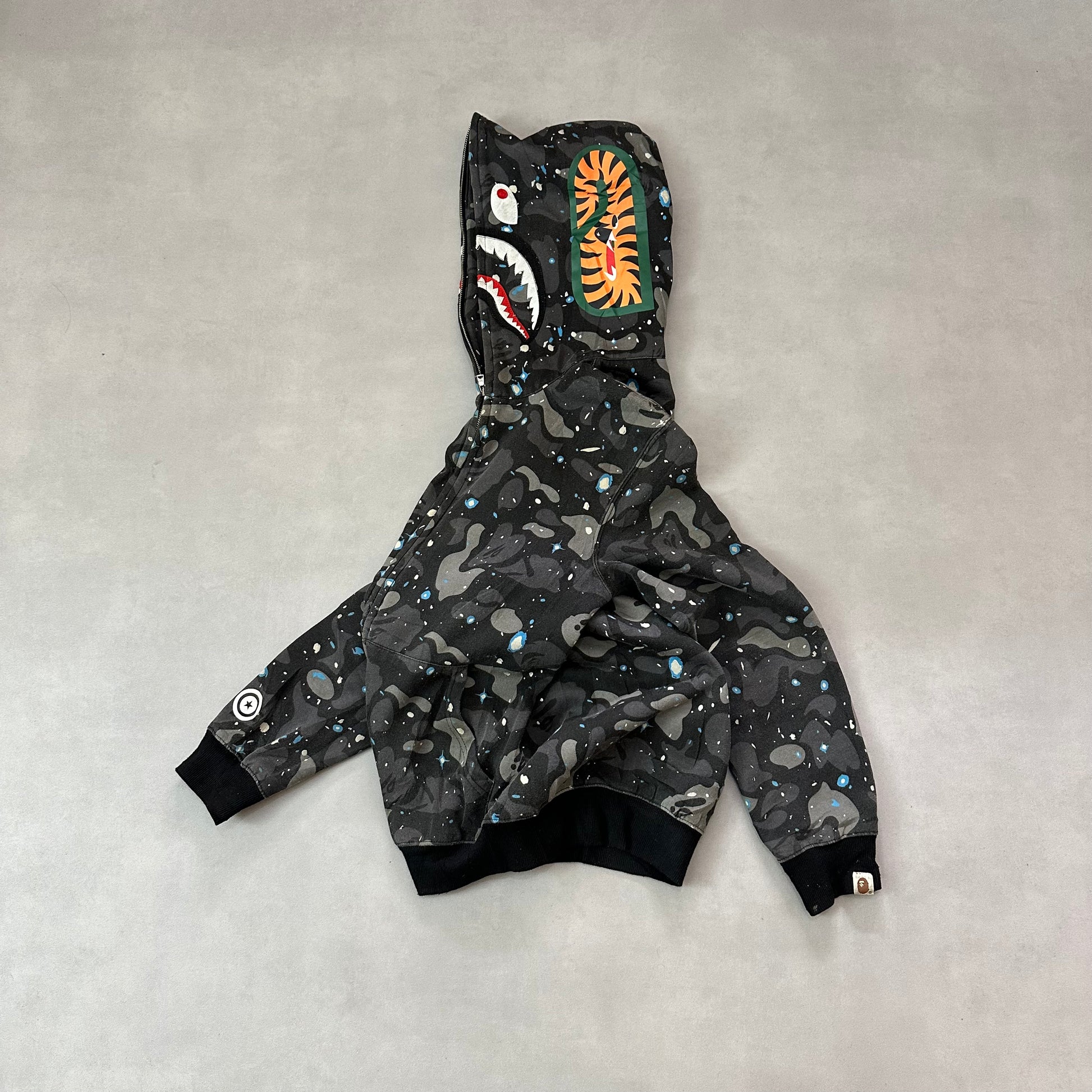 Vtg hoodie bape shark (not legit)